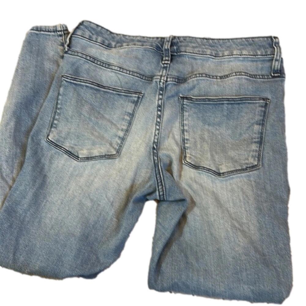 Universal Thread Women's Light Wash Jeans - Picture 6 of 7